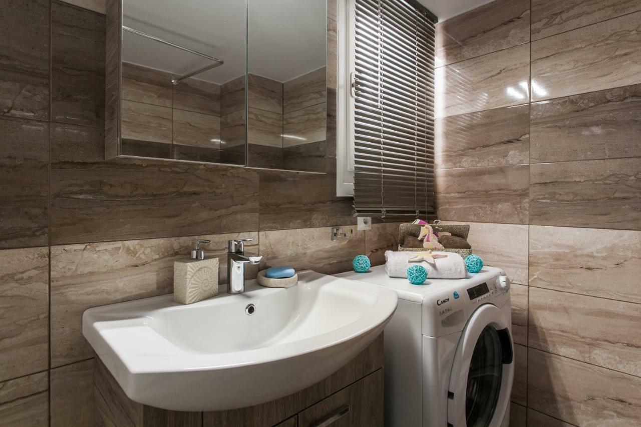 Modern Antique Private rooms near to Acropolis Museum&metro station Atene Esterno foto